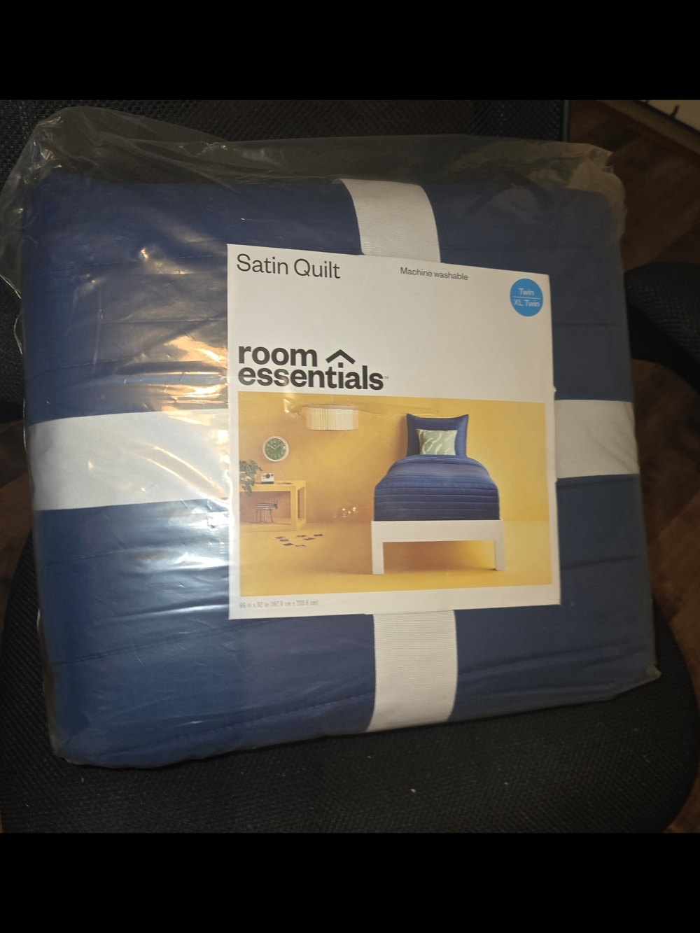 Room Essentials Blue and White Satin Quilt - Twin XL